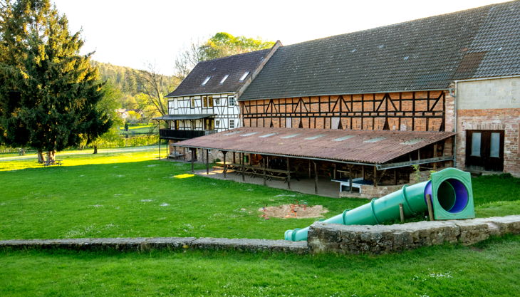 gästehaus vordach zum feiern rutsche sandplatz mit spielbaggern kletterbäume