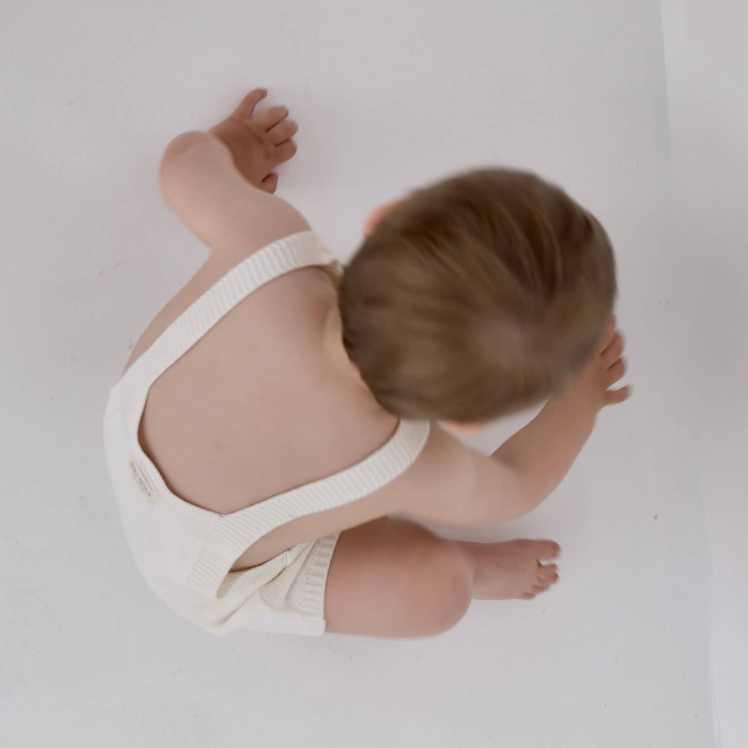 Barboteuse bébé romper raffiné adorable coeurs rouges pour bébé et enfant, en coton doux et bambou et respirant, certifié OEKO-TEX, idéal pour compléter une tenue d’enfant chic et confortable fraises rouges et blanches