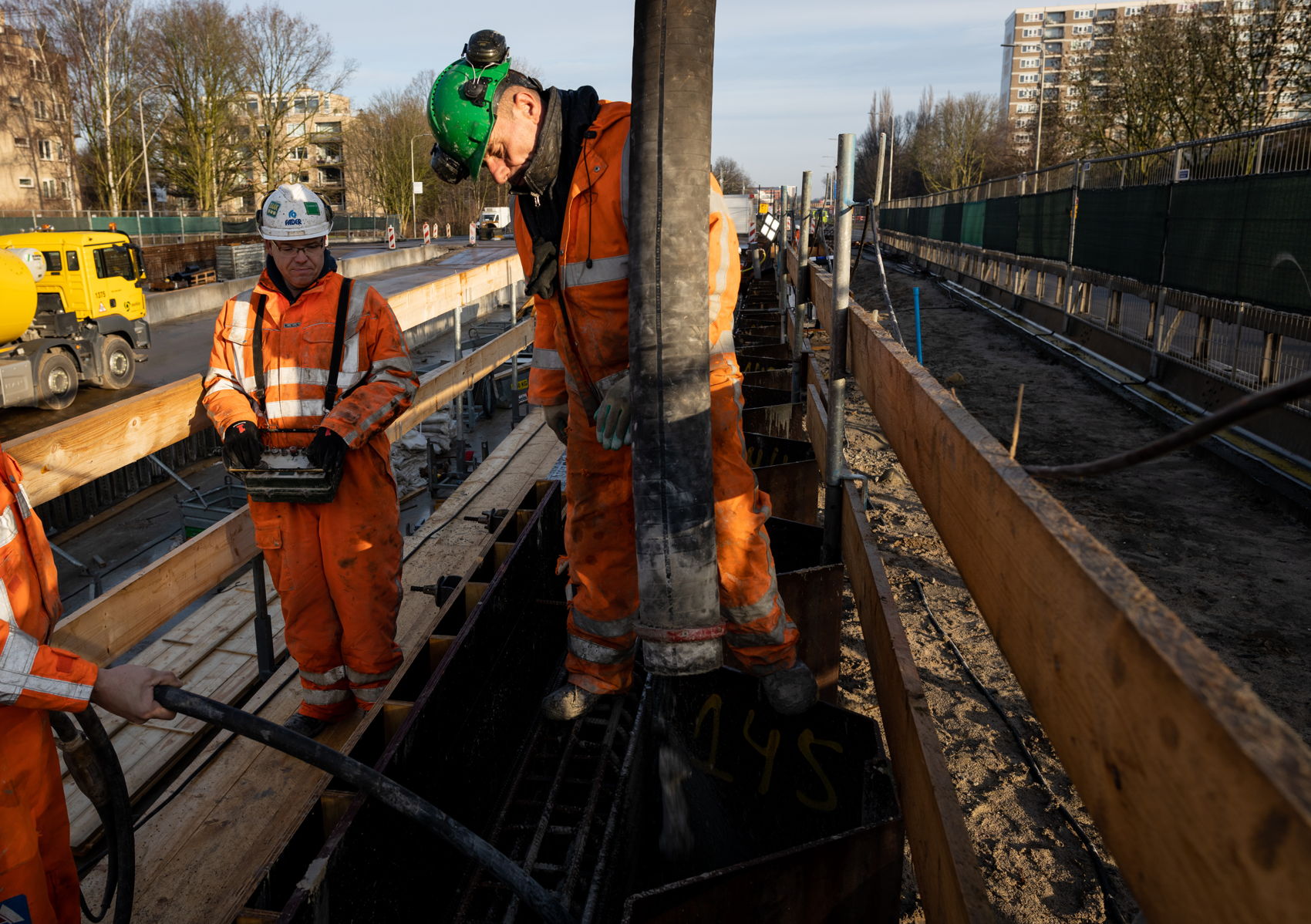 Bij de Sportlaan werd gewerkt aan de betonnen afscheidingswand tussen de weg en het spoor. Bij de Sportlaan werd gewerkt aan de betonnen afscheidingswand tussen de weg en het spoor.
