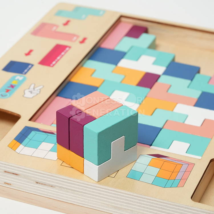Színes Montessori Fa Tetris darab kocka alakúra összerakva.