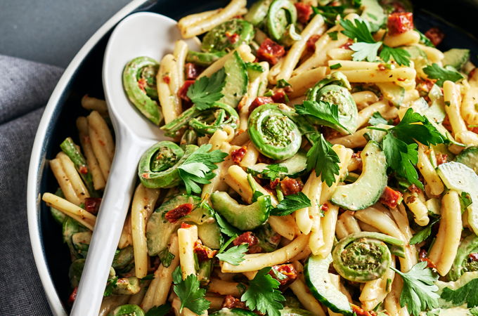 Salade de pâtes au chorizo et aux têtes de violon