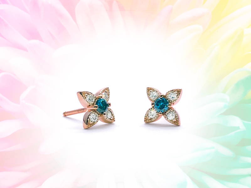 Flower-shaped earrings in pink gold with emerald in the center and 4 diamonds on petals. 