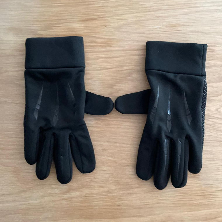 Black gloves 