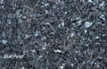 Blue Pearl Granit – dunkelblauer Naturstein mit schimmernden Kristallen