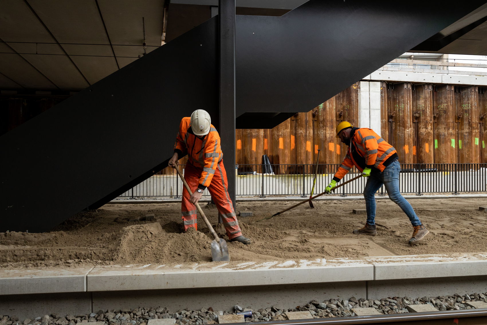 Ondertussen wordt bij Zonnestein de ondergrond van de halte geschikt gemaakt voor de bestrating. Ondertussen wordt bij Zonnestein de ondergrond van de halte geschikt gemaakt voor de bestrating.