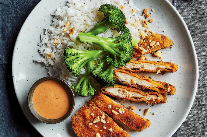 Escalopes de poulet panées, sauce à l’arachide