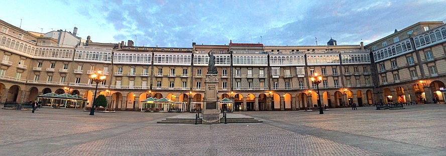  La Coruña, Espagne
- centro ciudad plaza y statua maria pita a coruña.jpg