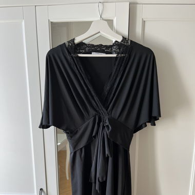 Robe noire fluide et élastique Zara
