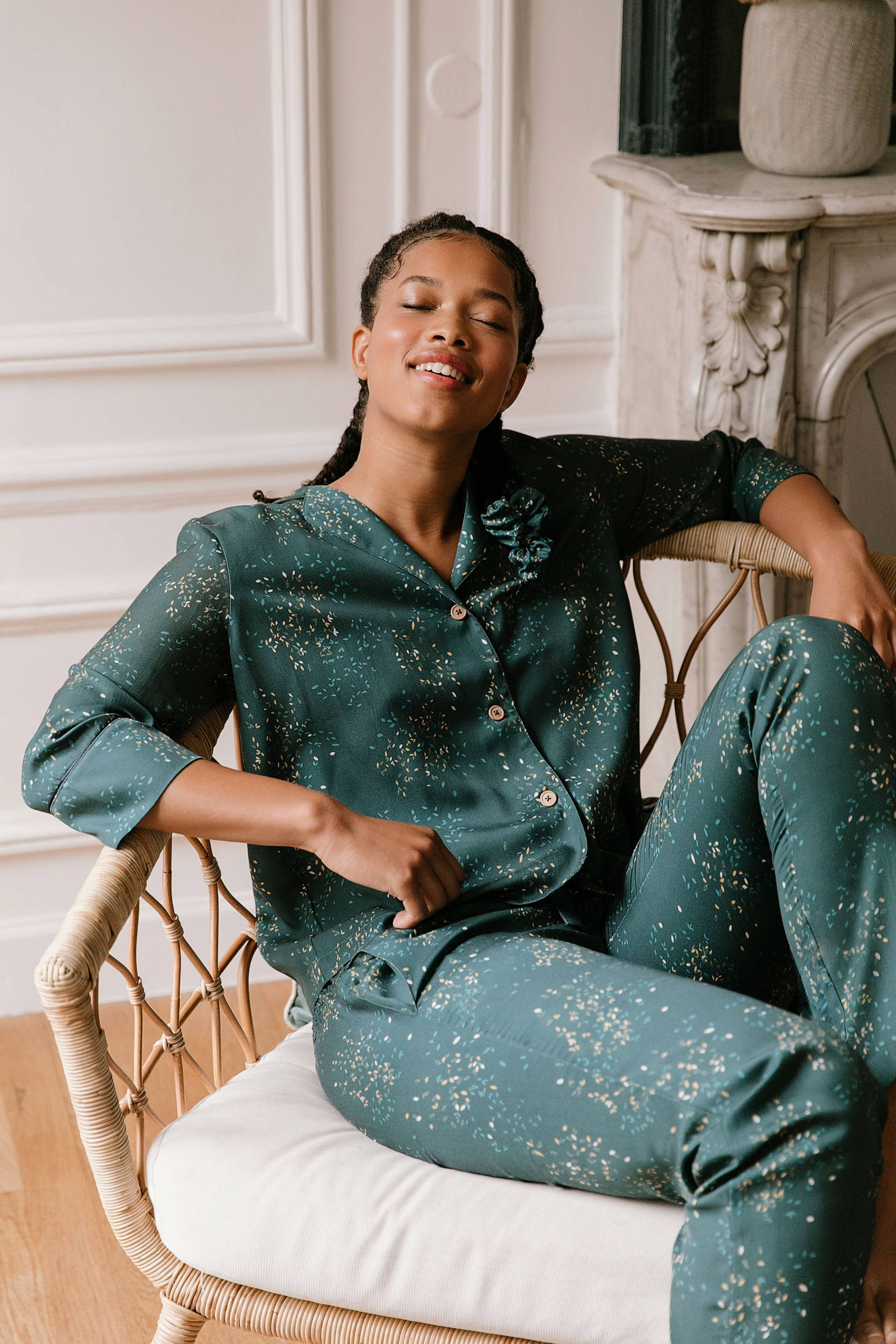 Nêge Paris - Pyjama Rue des Etoiles chemise pantalon vert profond habillé de lueurs orange et dorées