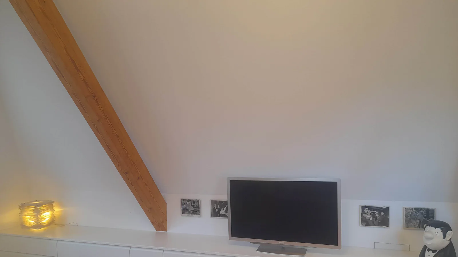 Einbauschrank in Weißlack Optik im Kniestockbereich