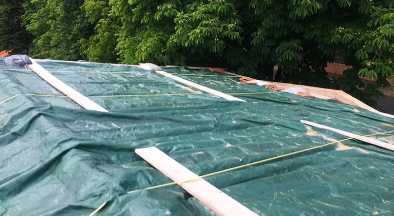 Rénovation d’une toiture avec bâchage et pose d’une couverture en PST à Grasse — photo 2 sur 13 — CEG TOITURE