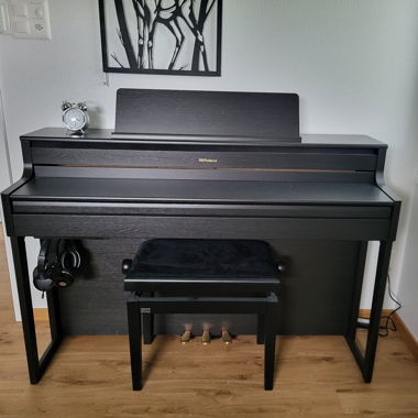 neuwertiges E-Piano Roland HP 704