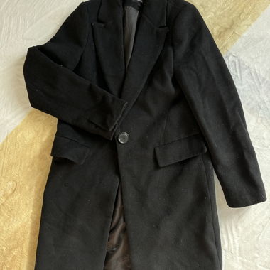 Schwarzer Mantel