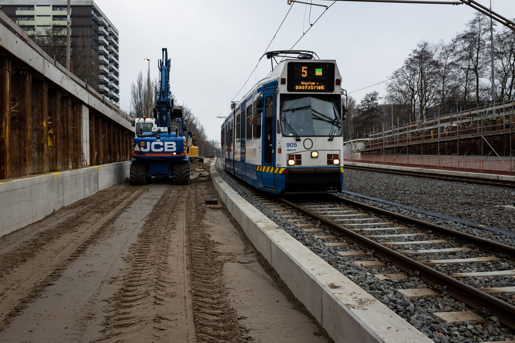 De toekomstige rijstrook voor het doorgaande autoverkeer richting Amsterdam. Aan de andere kant komt de rijstrook voor het doorgaande autoverkeer richting Amstelveen Zuid. De toekomstige rijstrook voor het doorgaande autoverkeer richting Amsterdam. Aan de andere kant komt de rijstrook voor het doorgaande autoverkeer richting Amstelveen Zuid.