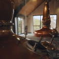 Salle de distillation avec les alambics traditionnels Pot Stills de la distillerie Ardross dans les Highlands du nord-ouest d'Ecosse