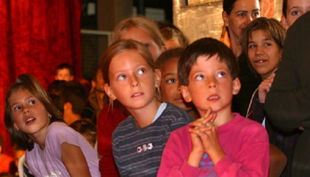 zauberer rasputin staunende kinder