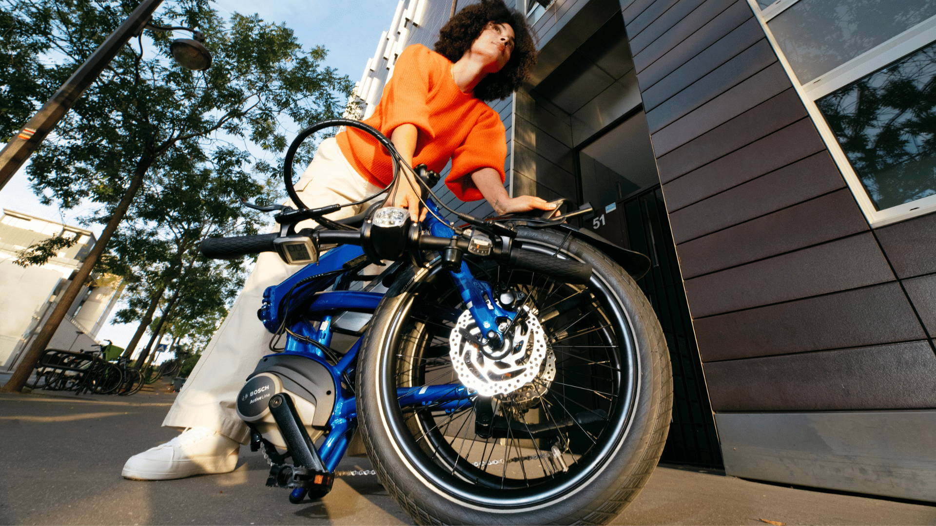 vrouw met elektrische vouwfiets