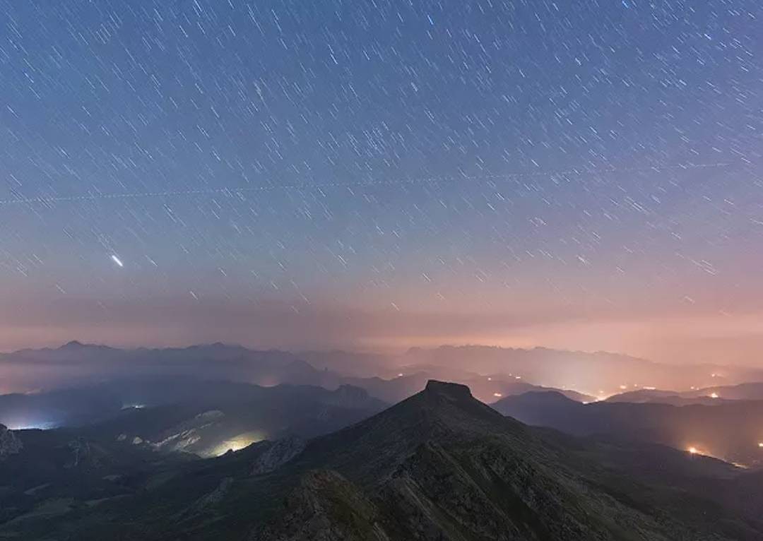 Cielo stellato di notte con stelle mosse