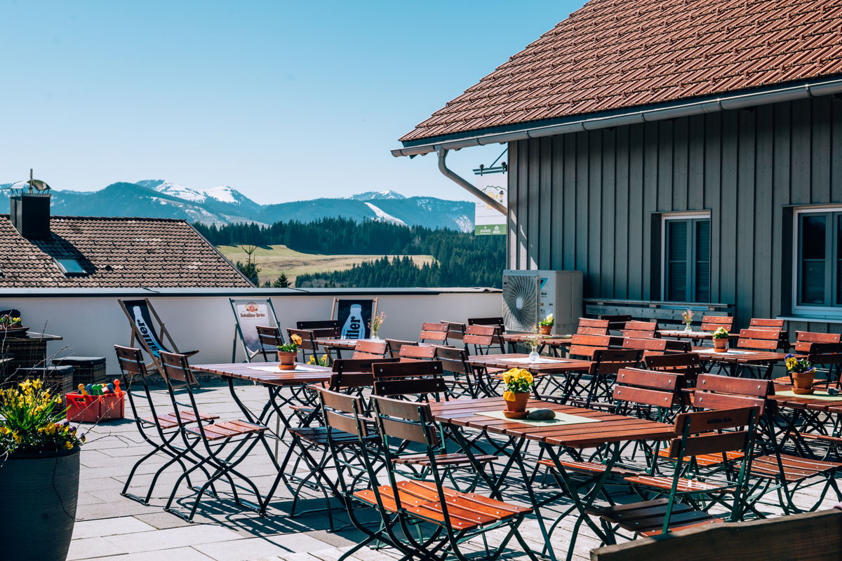 Sonnenterasse mit Blick auf Berge
