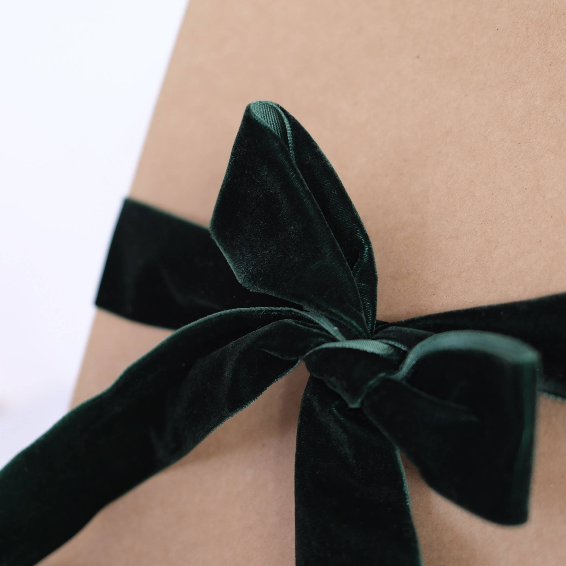 box cadeau bébé, couverture tricot bébé, crème hydratante bio, box naissance suisse, produits bébé haut de gamme, couverture coton OEKO-TEX, soin bébé naturel, marques suisses bébé, coffret cadeau bébé, fabrication suisse, box maternité, cosmétique bio suisse, couverture naissance douce, savoir-faire suisse, cadeau naissance original, couverture bébé naturelle, crème famille biologique, design suisse, box bébé premium, produits bébé naturels