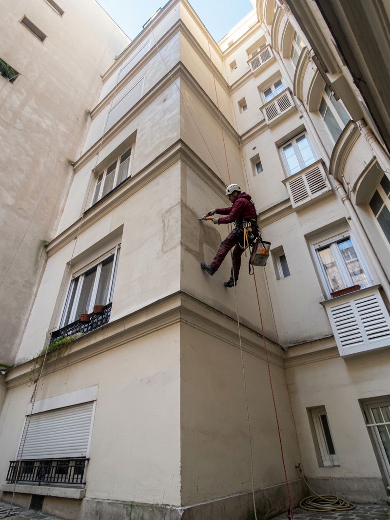 Travaux en hauteur dans une cour d'immeuble à Paris