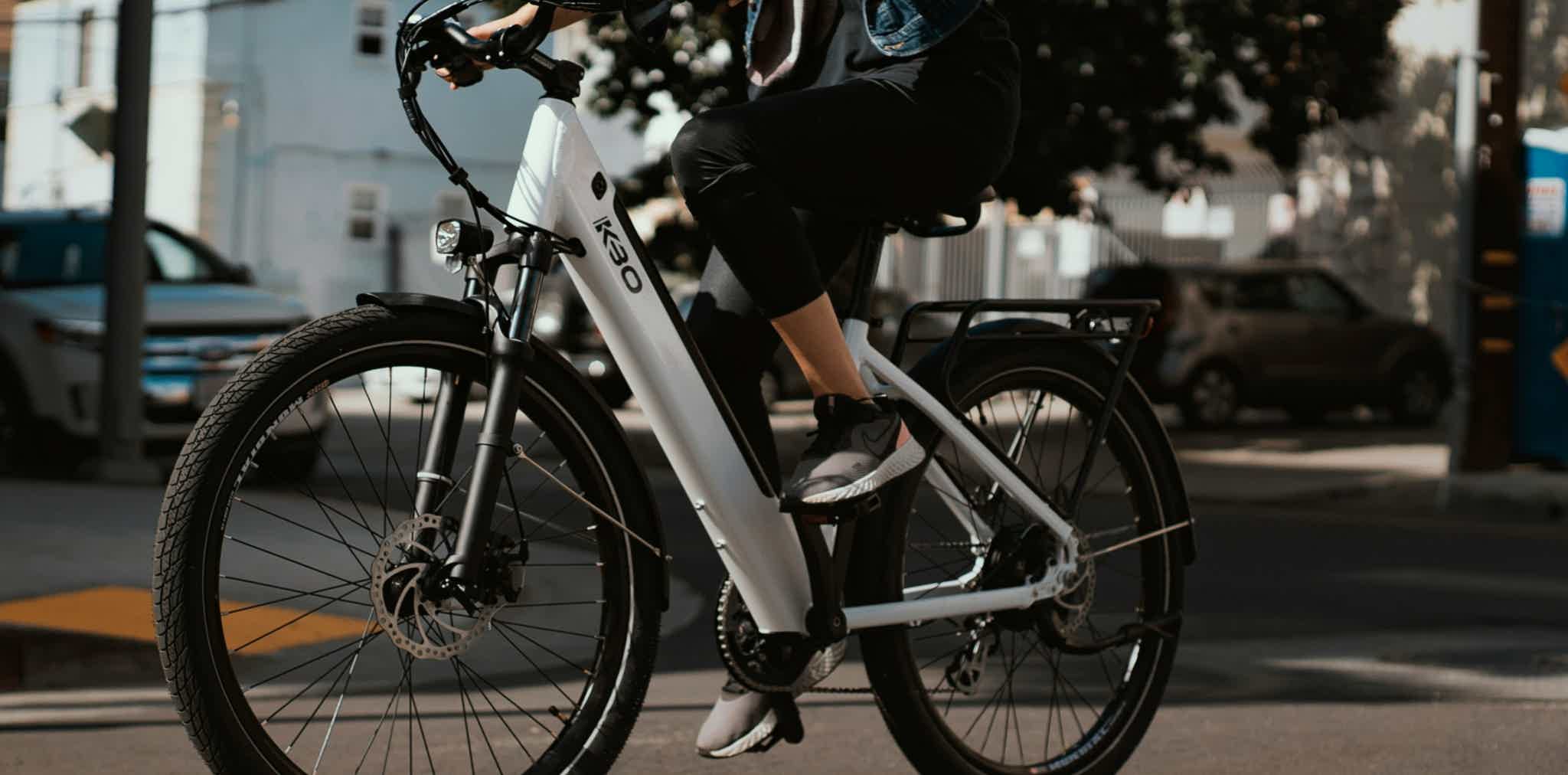 Imagen de una persona sobre una e-bike.