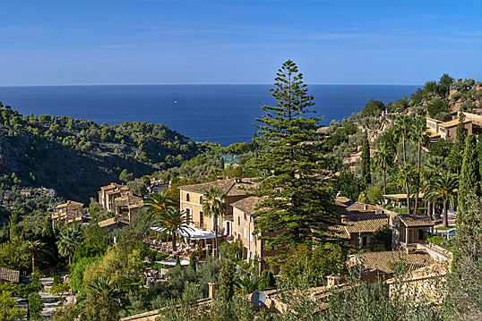  Islas Baleares
- Deià en la costa oeste de Mallorca