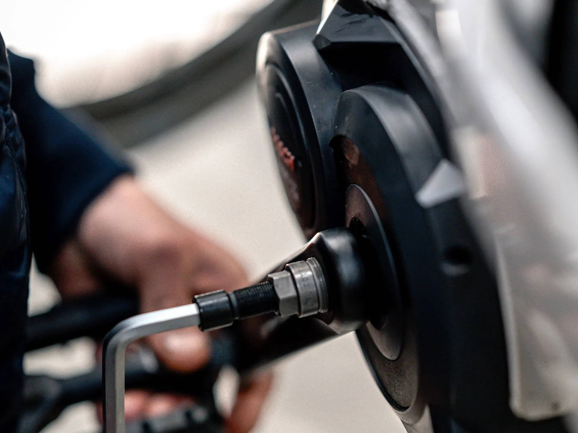Clé sur un moteur de vélo électrique.