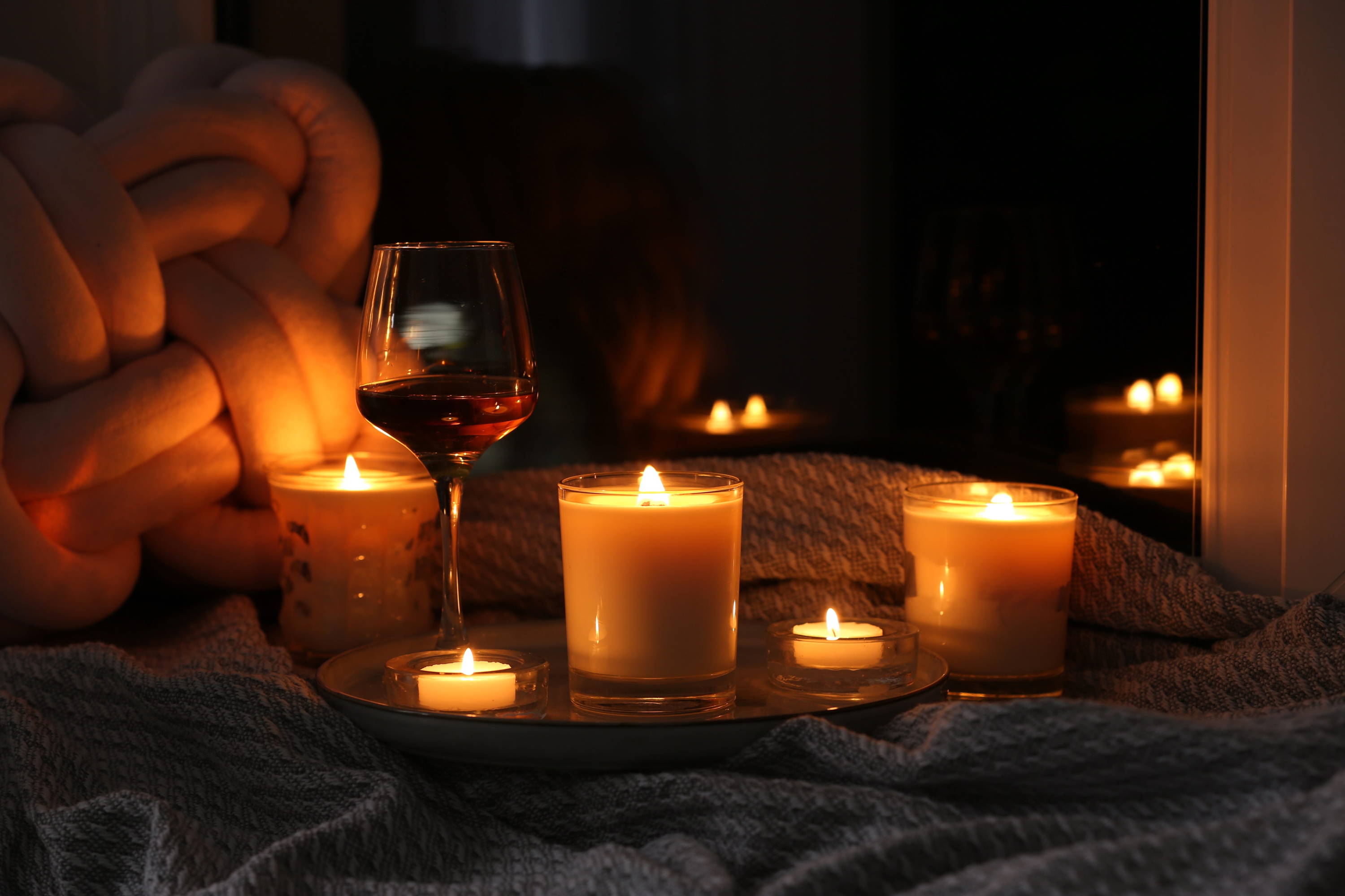 Rotweinglas mit Kerzen