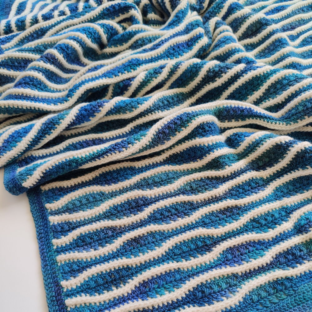 Dancing Wave Crests Deken