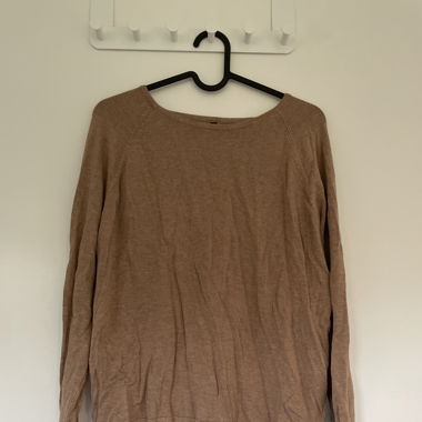 Brauner Pullover