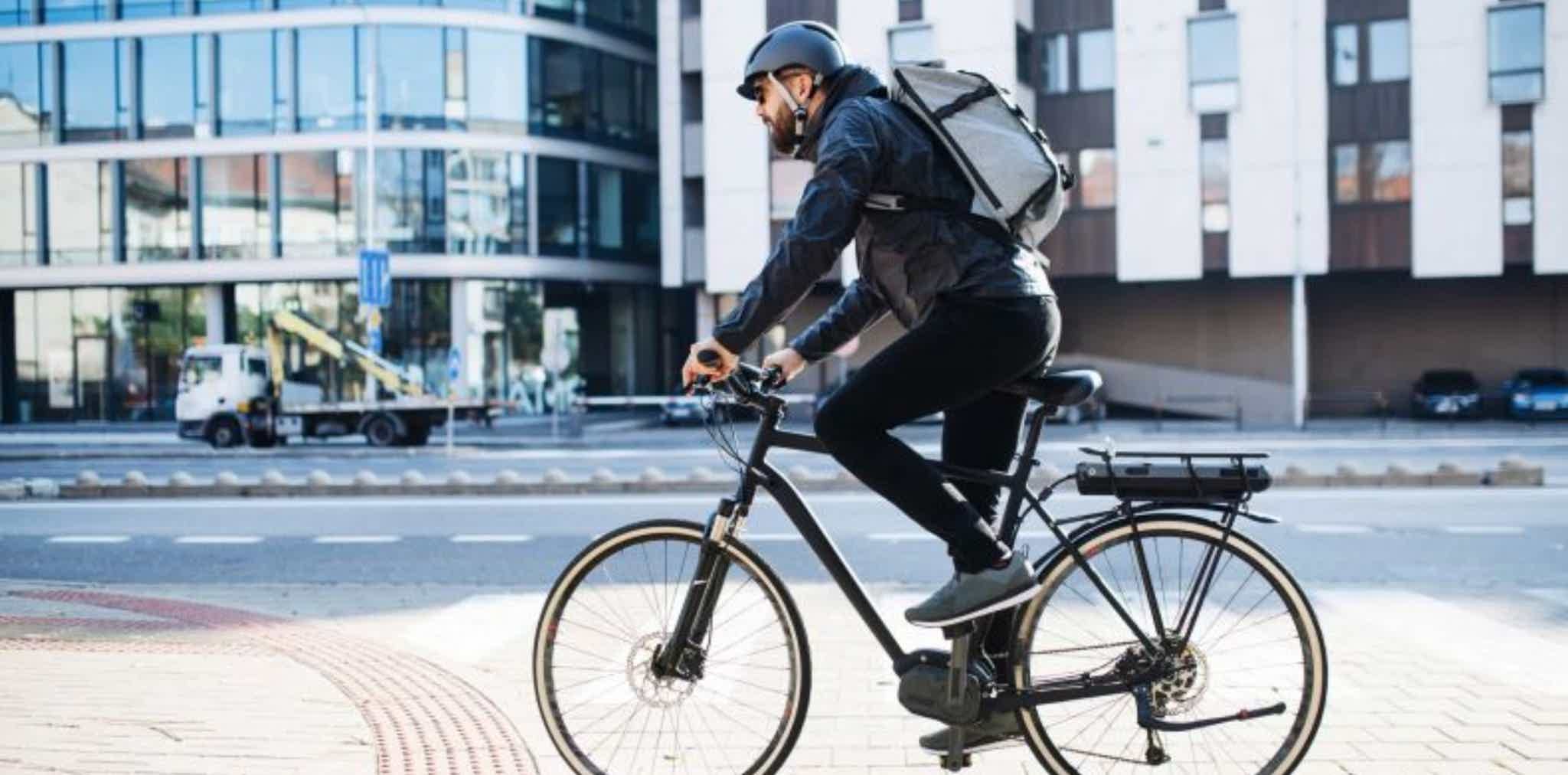 Imagen de recurso de un chico rodando con una e-bike.