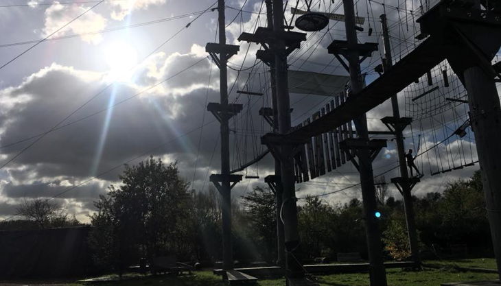 querfeldein hochseilgarten sonnenstrahlen und wolken