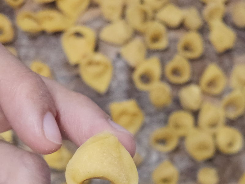 Cursos de cocina Bolonia: Clase sobre el tradicional tortellino boloñés.