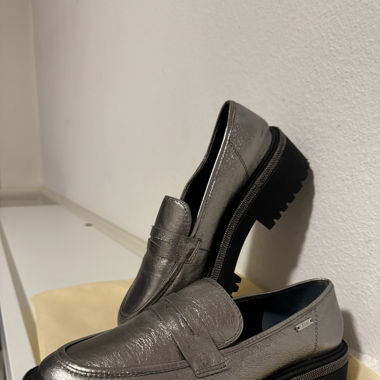Schuhe aus Leder Silber