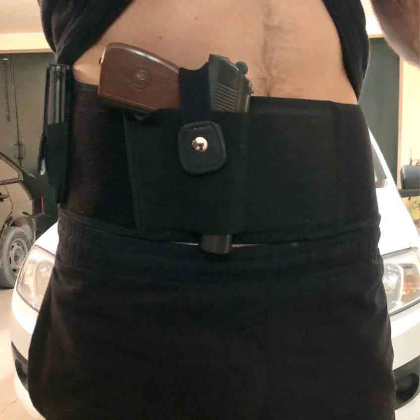 an officer using dragon belly holster take a selfie