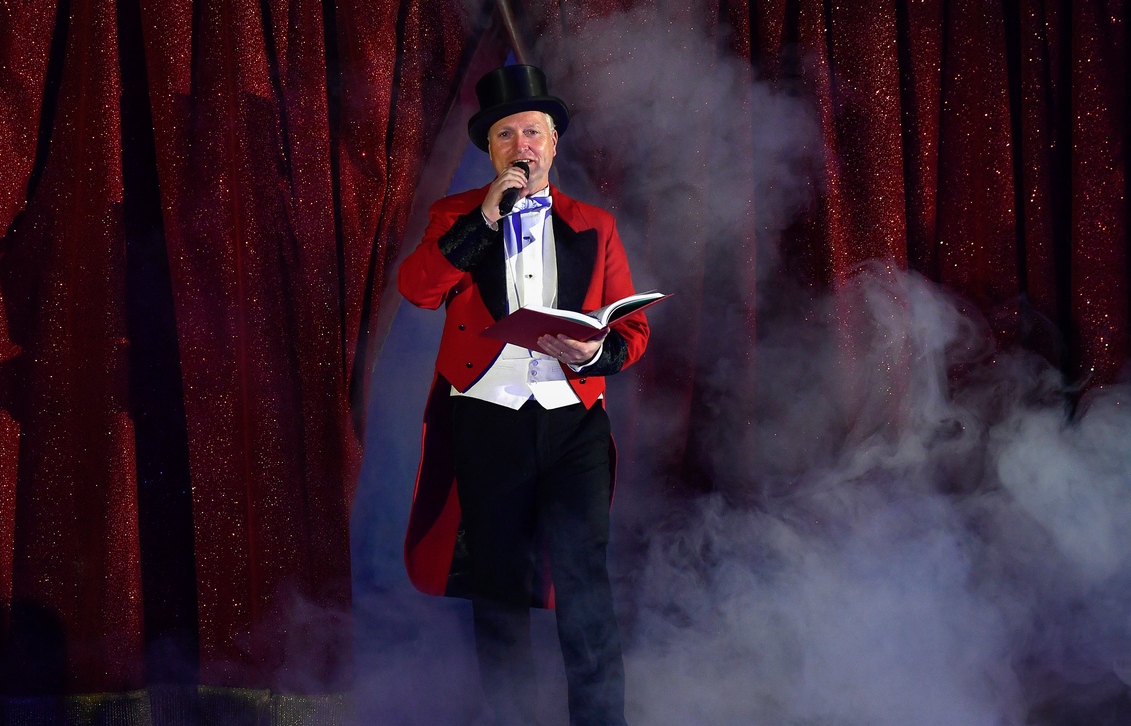 Cirkusdirektør Are Arnardo ønsker velkommen til Cirkus Arnardos nye show.