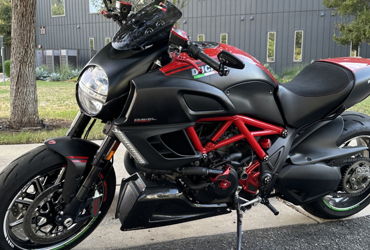 2011 DUCATI DIAVEL CARBON motorcycle for rent near Austin, TX