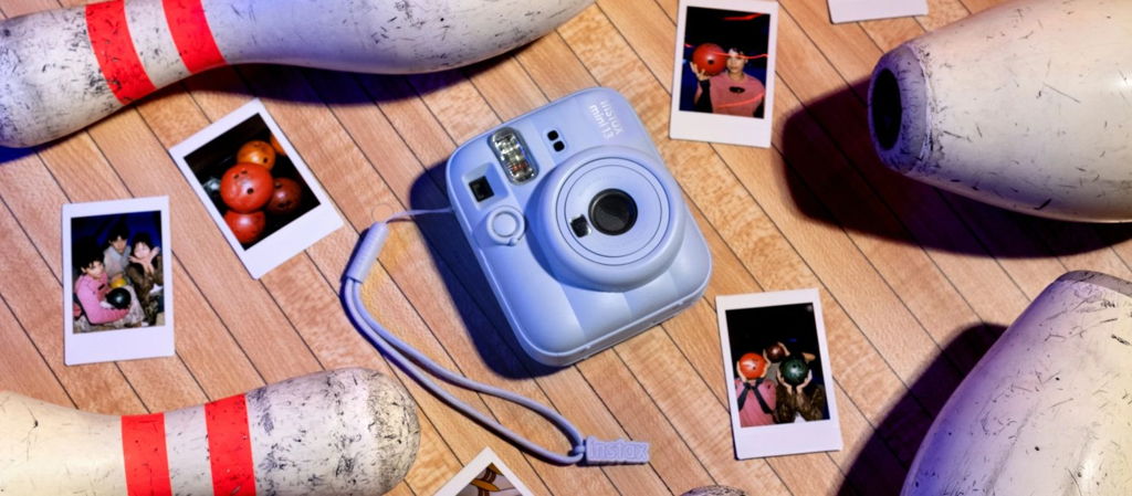 富士フイルム instax mini 13 インスタントカメラ チェキ ブルー本体と撮影したプリントの利用イメージ