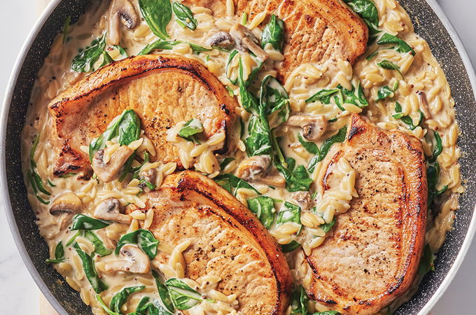 Côtelettes de porc, orzo à la crème et aux champignons