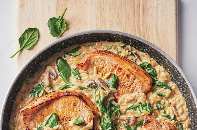 Côtelettes de porc, orzo à la crème et aux champignons