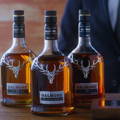 Bouteilles de Single Malt Scotch Whiskies Dalmore 15 ans, 18 ans et King Alexander III de la distillerie Dalmore dans le nord-ouest des Highlands d'Ecosse