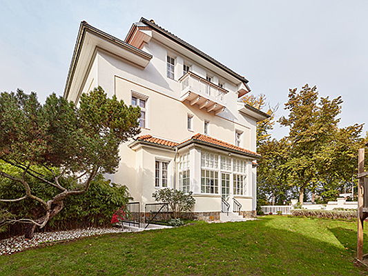  Algarve
- This exclusive townhouse in Dahlem was built in 1914 on a plot of around 672 square metres. It underwent extensive renovation in 2020. 11 rooms make up the total living space of 385 square metres. High-end finishes and amenities including two fireplaces, a spa and sauna area, and an expansive garden complement the tasteful interior design of the property.
Asking price: 5.85 million euros
(Image source: Engel & Völkers Market Center Berlin Hohenzollerndamm)