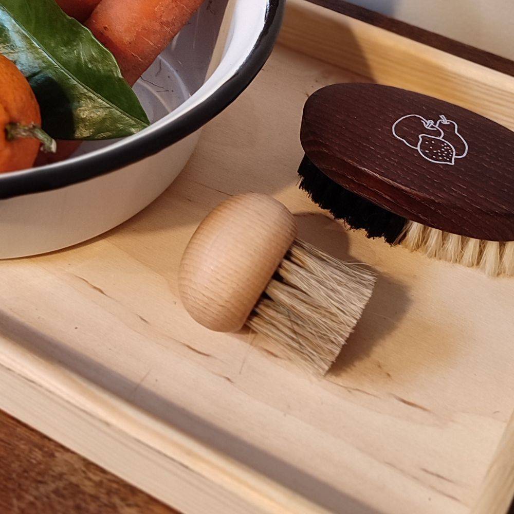 Un petit garçon utilise des couverts enfant pour dresser le couvert
