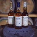 Bouteilles de Single Malt Scotch Whiskies Talisker 10, 18 et 25 ans posées dans un chai à la distillerie Talisker sur l'île dans Skye dans les Hébrides intérieures d'Ecosse