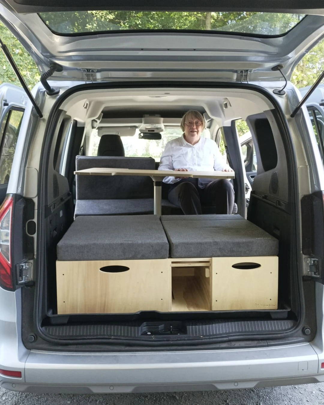 dormir dans un ford transit connect aménagé