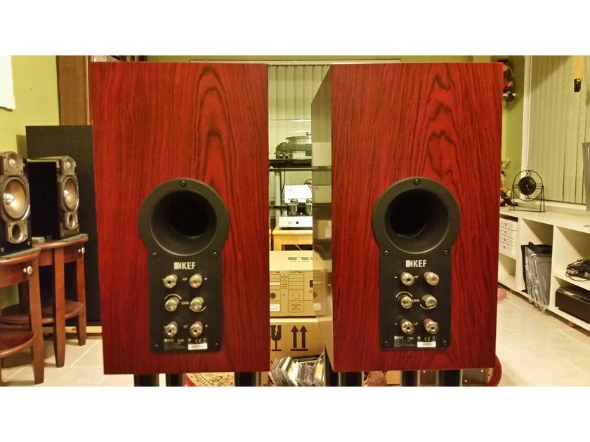 KEF R300 Bookshelf Speaker Pair in Rosewood