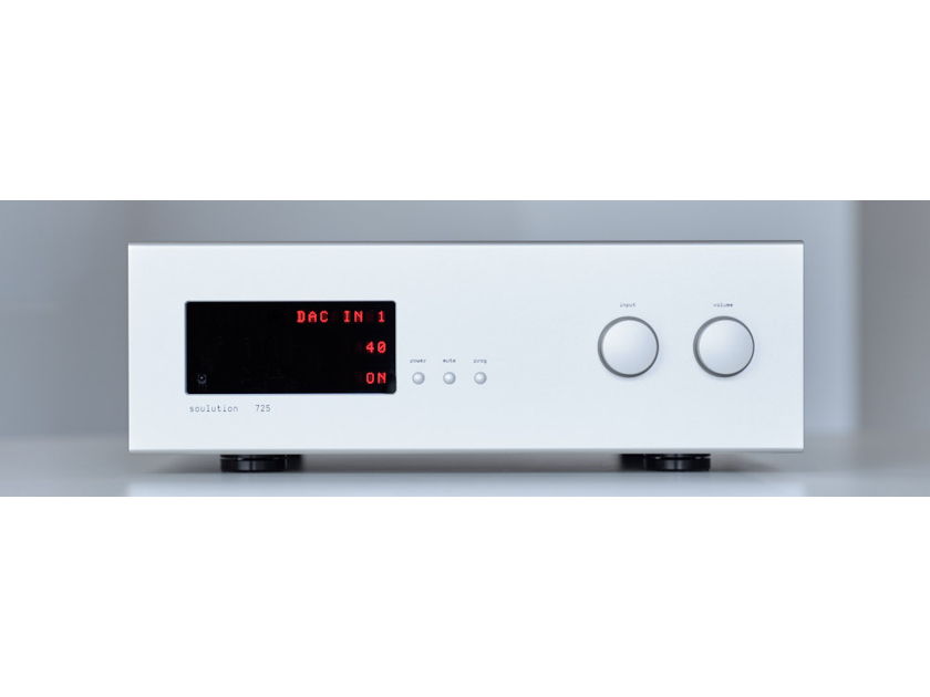 Soulution 725 preamp US version, 1.5 years old.