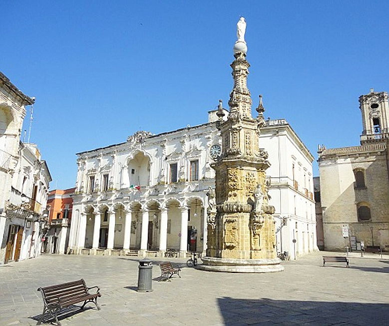  Milano
- 1024px-Piazza_Salandra_di_Nardò,_Lecce.jpg