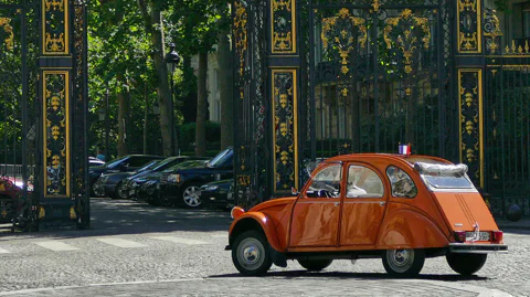Main Paris' Landmarks by Vintage Citroen 2CV Tour